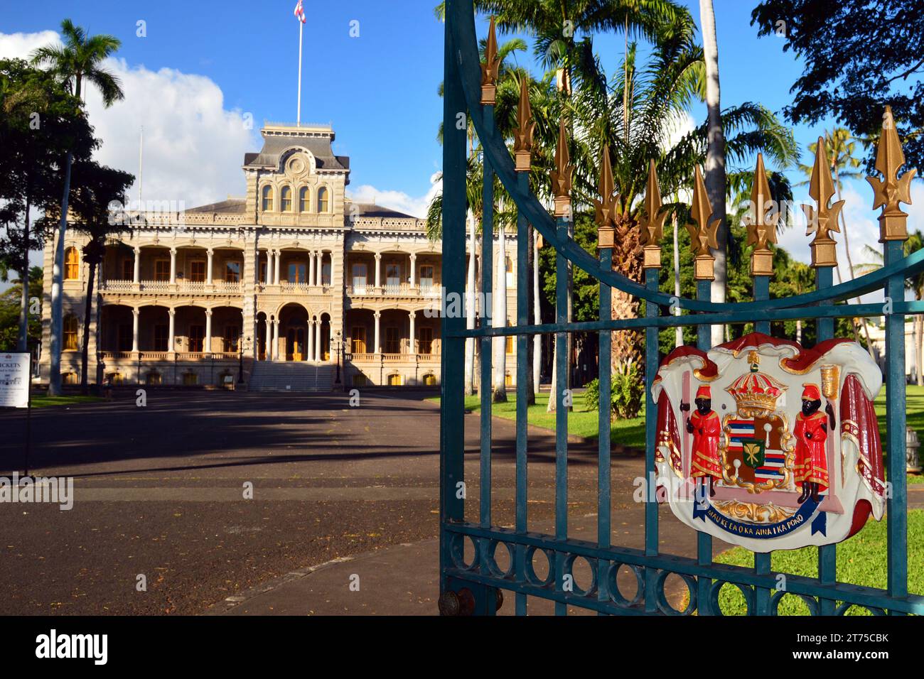 Die offenen Tore mit dem Emblem der königlichen hawaiianischen Familie führen zum Iolani Palace, dem einzigen Königspalast in den Vereinigten Staaten Stockfoto