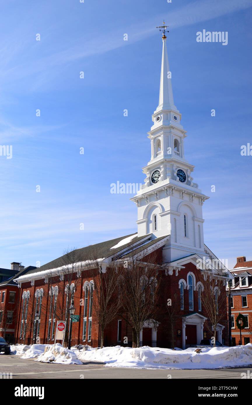 Die historische Old North Church von Portsmouth steht an einem kalten Wintertag auf dem Marktplatz in der Innenstadt Stockfoto