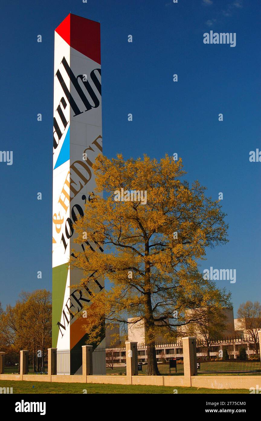 Auf dem Campus des Phillip Morris Headquarters Ni Richmond Virginia steht eine große Säule, die die verschiedenen Zigarettenmarken bewirbt Stockfoto