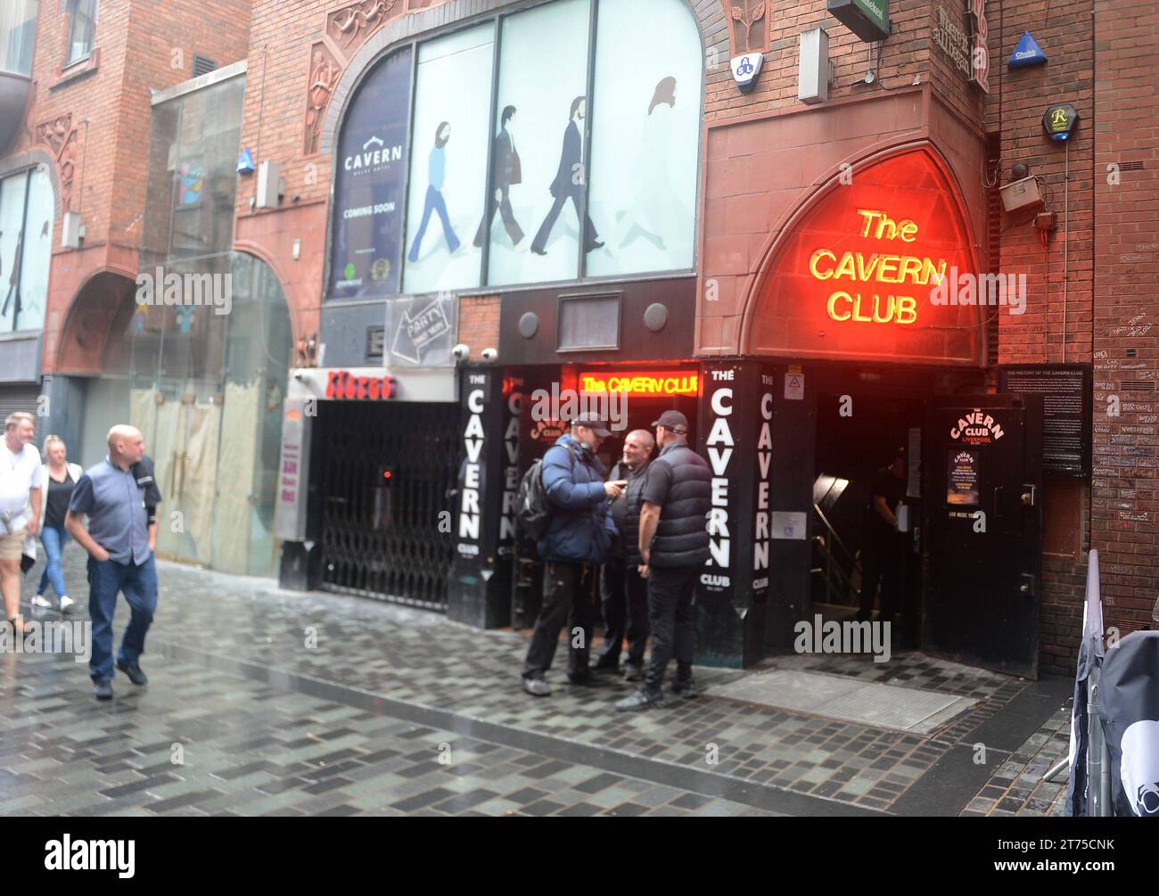 Liverpool, England, Großbritannien. Oktober 2023. 20231001: Blick auf den Eingang zum Cavern Club in der Mathew Street in Liverpool, England. Die Beatles traten zwischen 1961 und 1963 im Cavern Club auf. Der ursprüngliche Musikort wurde im Mai 1973 geschlossen, wurde aber Mitte der 1980er Jahre wieder eröffnet, nachdem der Club nach einer Renovierung auf dem größten Teil des ehemaligen Geländes restauriert wurde. Nach einer erneuten Schließung im Jahr 1989 nahmen neue Besitzer den historischen Standort in Besitz und eröffneten den heutigen Club 1991 wieder. (Kreditbild: © Chuck Myers/ZUMA Press Wire) NUR REDAKTIONELLE VERWENDUNG! Nicht für kommerzielle ZWECKE! Stockfoto