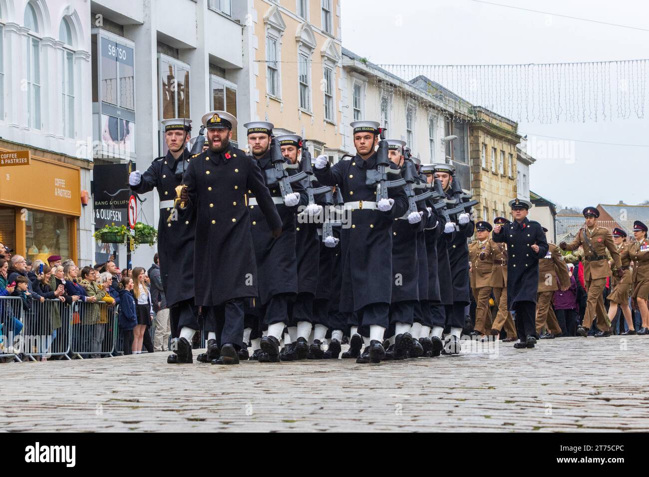 Cornwall erinnert an die Gefallenen während des Gedenktages in Truro 2023 mit einer Parade, einer Kranzniederlegung und einem Gruß an den Lord Leutnant. Stockfoto