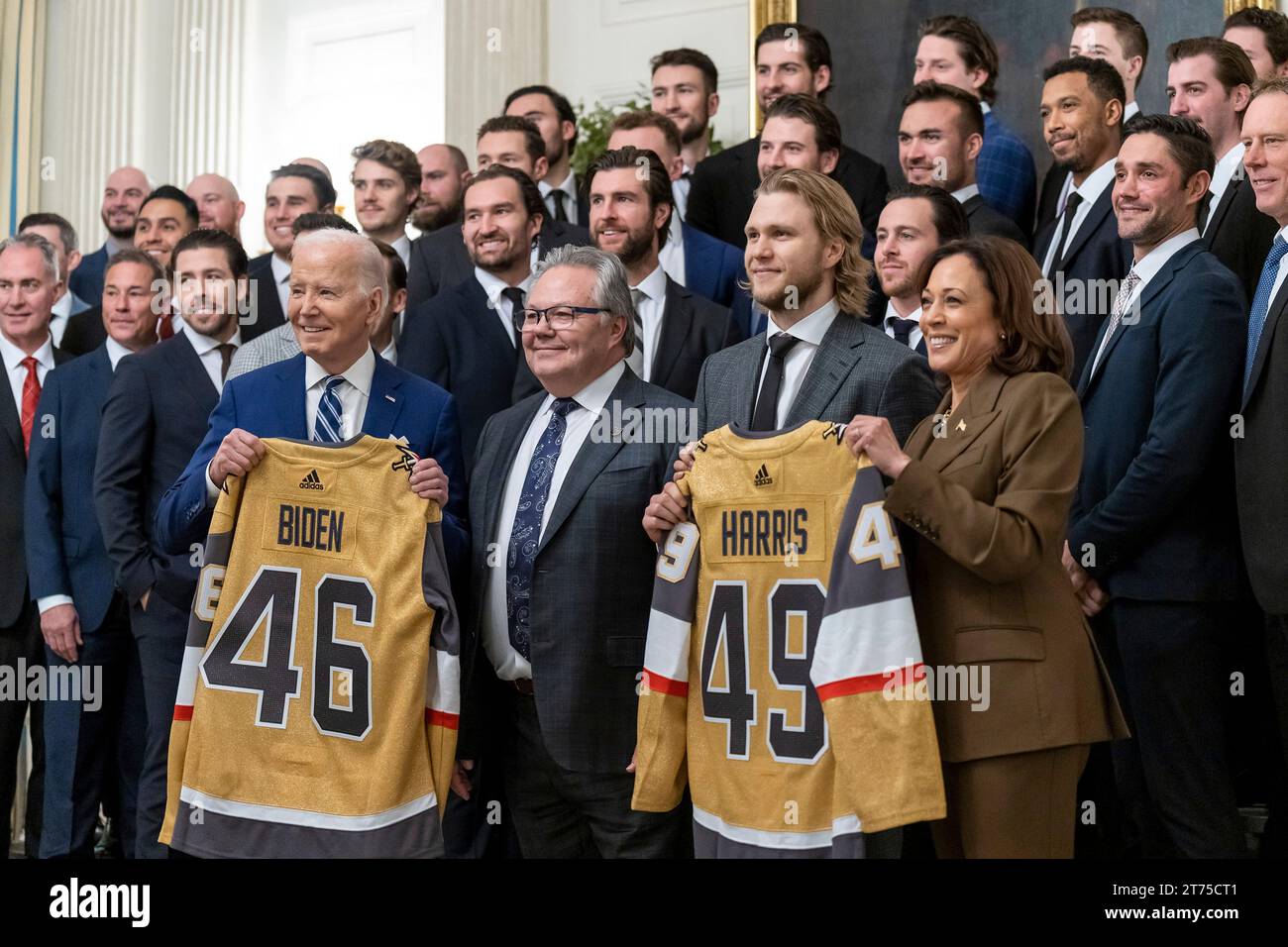 Washington, Usa. November 2023. US-Präsident Joe Biden, links, und Vizepräsidentin Kamala Harris, rechts, posieren mit Eishockeytrikots, die während einer Veranstaltung anlässlich des Stanley Cup-Sieges der Vegas Golden Knights 2023 im State Dining Room des Weißen Hauses, 13. November 2023 in Washington, DC, präsentiert wurden. Adam Schultz/White House Photo/Alamy Live News Stockfoto