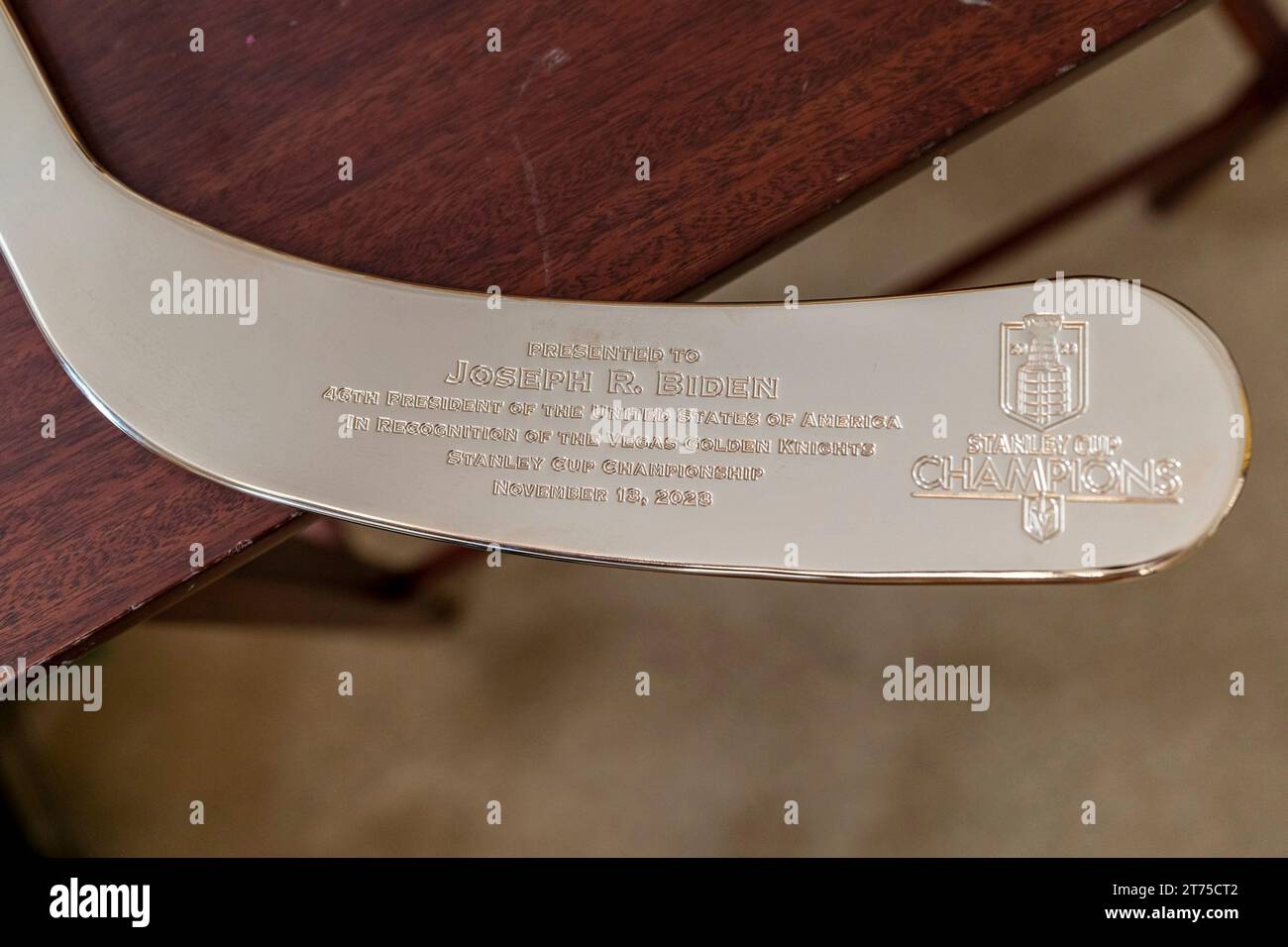 Washington, Usa. November 2023. Der Eishockeyschläger wurde dem US-Präsidenten Joe Biden bei einer Veranstaltung zur Feier des Stanley Cup-Sieges der Vegas Golden Knights 2023 im State Dining Room des Weißen Hauses am 13. November 2023 in Washington, DC, verliehen. Credit: Cameron Smith/White House Photo/Alamy Live News Stockfoto