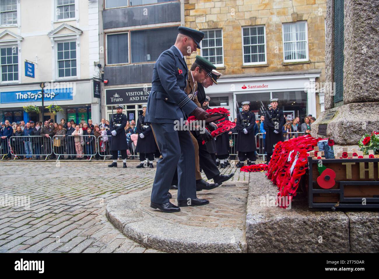 Cornwall erinnert an die Gefallenen während des Gedenktages in Truro 2023 mit einer Parade, einer Kranzniederlegung und einem Gruß an den Lord Leutnant. Stockfoto
