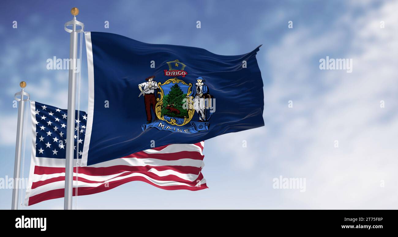 Die Flaggen der USA und Maine wehen im Wind unter einem klaren blauen Himmel Stockfoto