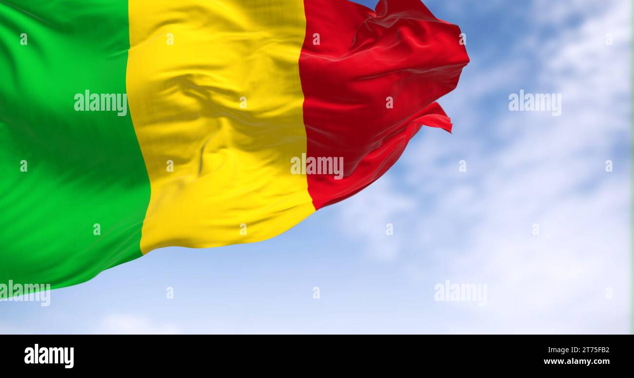 Lebendige Farben der Mali-Flagge wehen im Wind vor dem klaren blauen Himmel und symbolisieren Nationalstolz und Erbe Stockfoto
