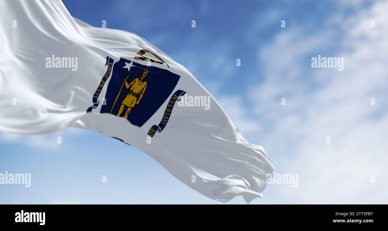 Massachusetts Bundesflagge winkt im Wind mit der nationalen amerikanischen Flagge an einem klaren Tag. 3D-Darstellung. Geriffeltes Material. Selektiver Fokus Stockfoto