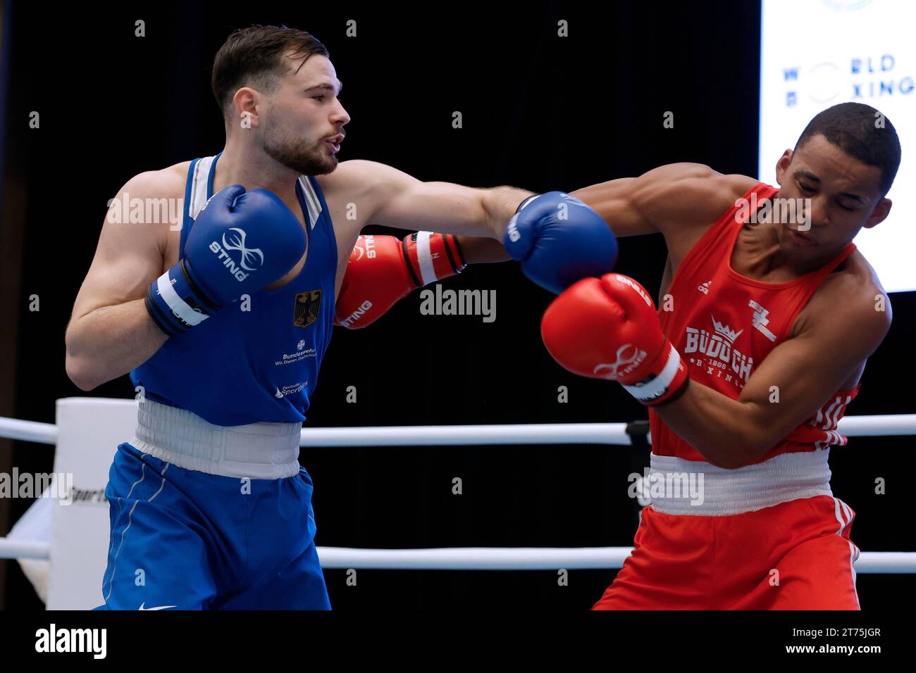 Köln 29.10.2023 Köln Boxing Cup 2023 Köln Boxing Cup 2023 im Maritim Hotel in Köln Halbmittelgewicht (M71kg) KAMANGA Marhu SUI -Rot- KROTTER Deniel GER -Blau- Foto: Norbert Schmidt, Düsseldorf Stockfoto