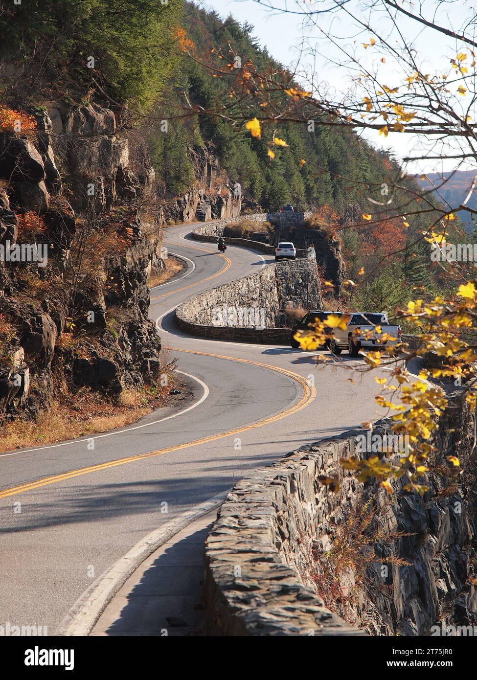 New York State Route 97, auch bekannt als „Hawks Nest“. Es ist ein kurzer Abschnitt der Fahrstraße außerhalb von Port Jervis, New York. Wird für viele TV-Anzeigen verwendet. Stockfoto