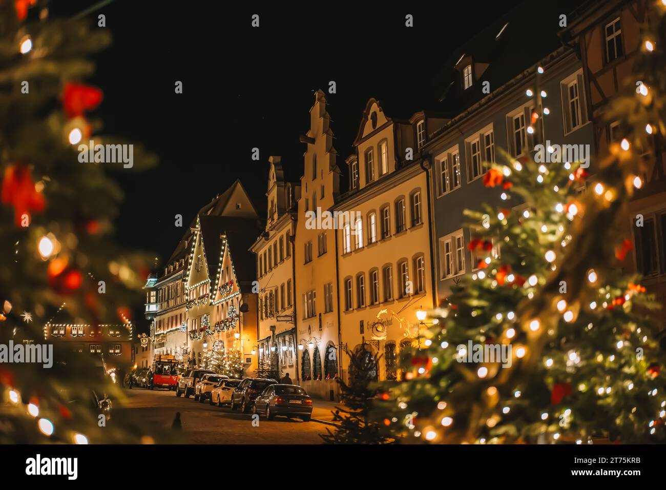 Rothenburg ob der Tauber. Weihnachtliche Stadt Hintergrund. Weihnachten in Europa. Weihnachtsbaum mit Kugeln und glänzenden Girlanden. Weihnachtsabend Platz mit Stockfoto