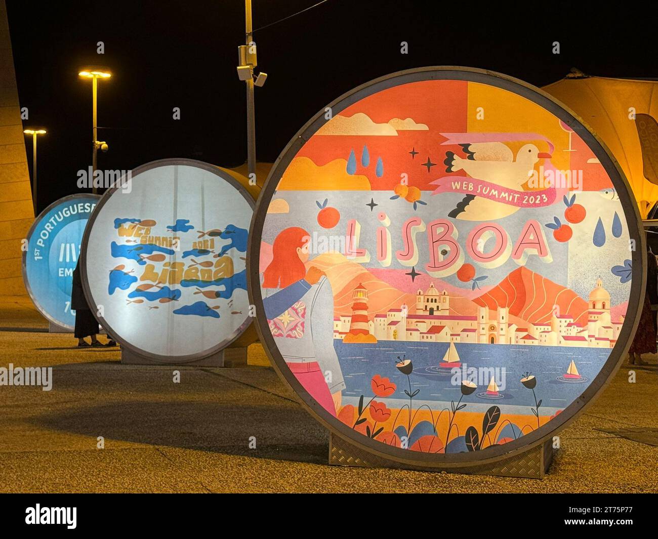 Lissabon. November 2023. Dieses Foto vom 13. November 2023 zeigt Installationen zum Web Summit 2023 in Lissabon, Portugal. Der Web Summit 2023 begann hier am Montag. Quelle: Wen Xinnian/Xinhua/Alamy Live News Stockfoto