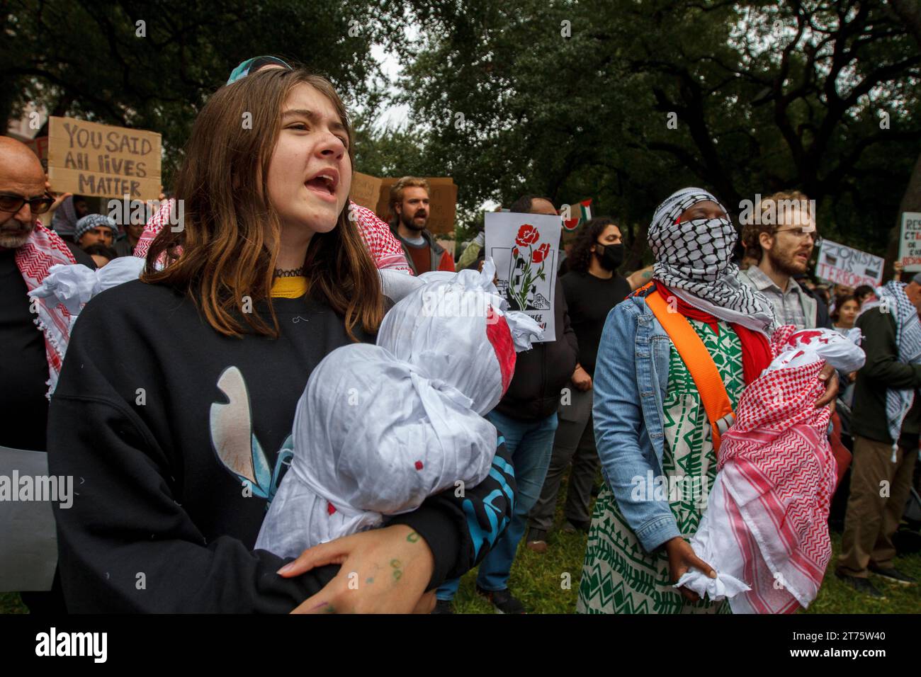 Austin, Texas, USA. November 2023. Während des Protests legen zwei Frauen eine Illusion toter Kinder an und marschieren gegen die wahllose Bombardierung von Gaza durch Israel. Der marsch, an dem Tausende am 12. November teilnahmen, begann im State Capitol in Austin Texas und schloss das Herrenhaus des Gouverneurs in seine Route ein. Die Belagerung ist nun im zweiten Monat. (Kreditbild: © Jaime Carrero/ZUMA Press Wire) NUR REDAKTIONELLE VERWENDUNG! Nicht für kommerzielle ZWECKE! Stockfoto