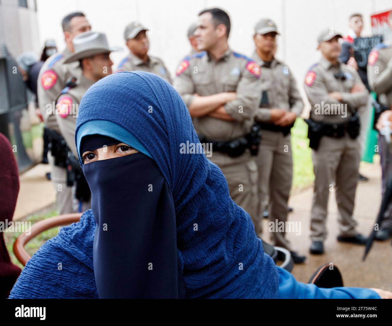 Austin, Texas, USA. November 2023. Eine Frau aus Muslin in traditionellem Hijab nimmt an dem Protest Teil und marschiert gegen die wahllose Bombardierung von Gaza durch Israel am 12. November. Der marsch begann im State Capitol in Austin, Texas und schloss das Herrenhaus des Gouverneurs mit ein. Die Belagerung ist nun im zweiten Monat. (Kreditbild: © Jaime Carrero/ZUMA Press Wire) NUR REDAKTIONELLE VERWENDUNG! Nicht für kommerzielle ZWECKE! Stockfoto