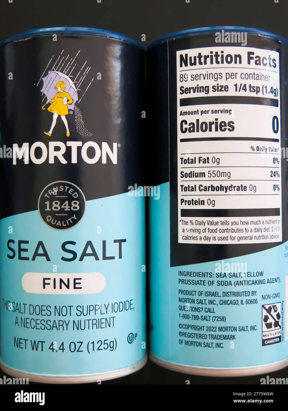 Nährwerte auf Salzbehälter aufgeführt Stockfoto