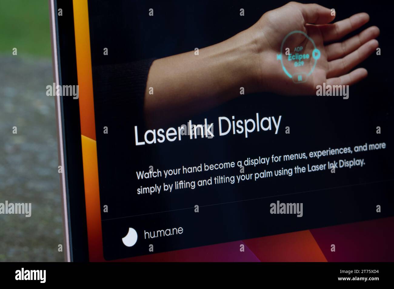 Eine Einführung in Ai Pin, ein mit OpenAI betriebenes Wearable mit Lasertinte-Display-Technologie, ist auf der Website von Humane am 13. November 2023 zu sehen. Stockfoto