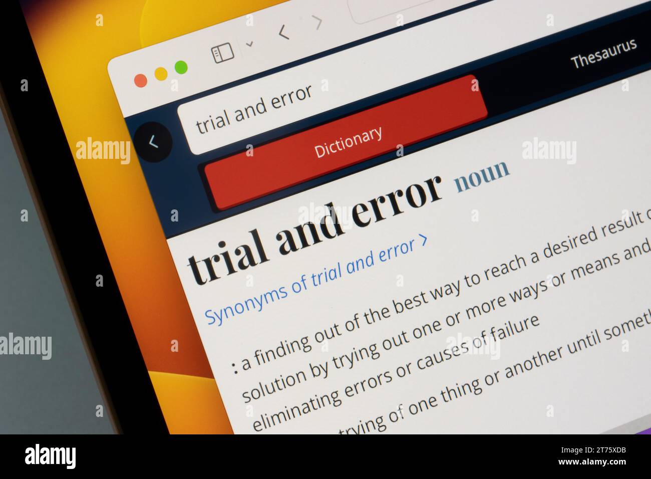 Die Definition von Versuch und Fehler ist auf der Website von Webster's Dictionary auf einem Laptop-Computer zu finden. Trial-and-Error-Methodenkonzept. Stockfoto