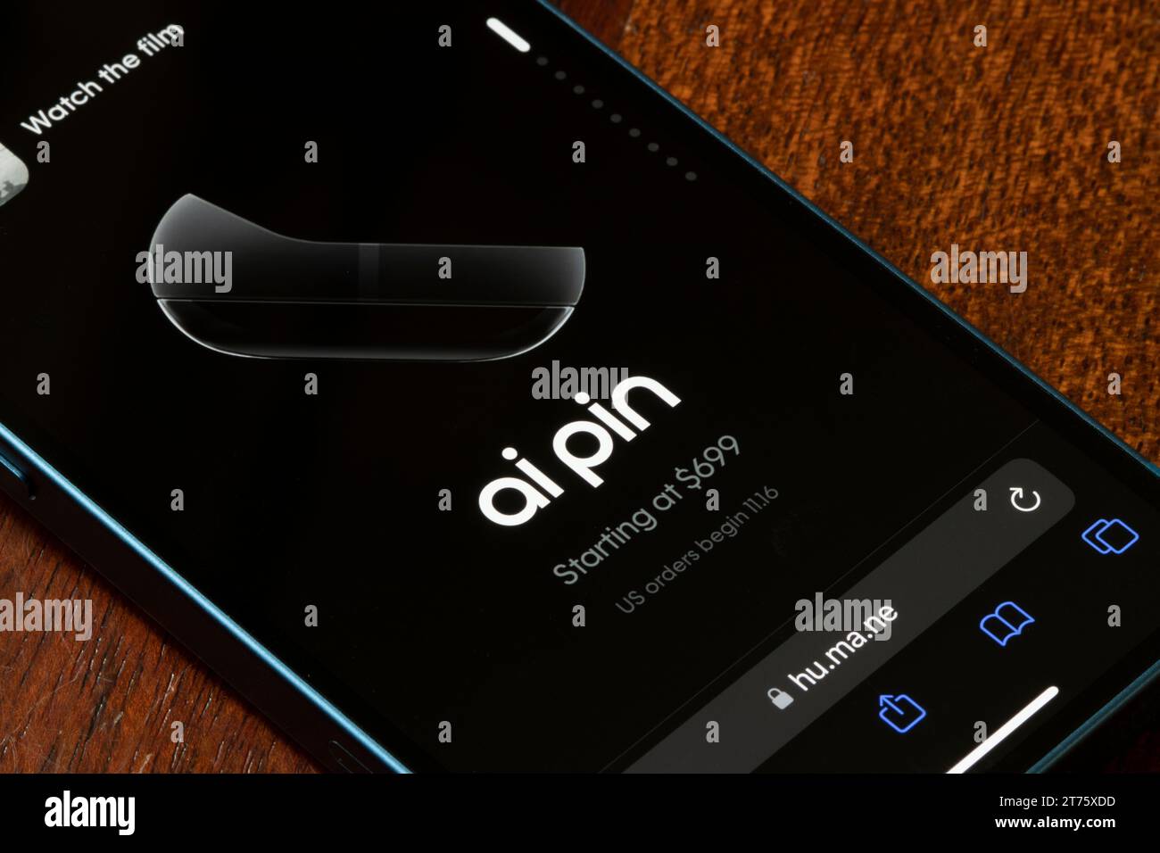 Die Webseite von Ai Pin ist auf der Unternehmenswebsite von Humane auf einem iPhone zu sehen. Humane startete das Ai Pin, sein OpenAI-Powered Wearable, am 9. November 2023. Stockfoto