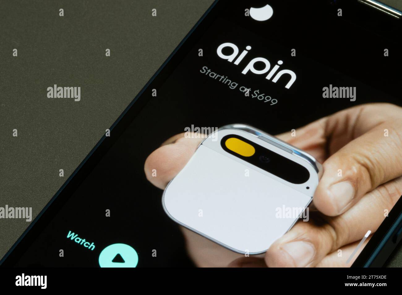 Die Webseite von Ai Pin ist auf der Homepage von Humane auf einem iPhone zu sehen. Humane hat offiziell den Ai Pin, sein OpenAI-Powered Wearable, am 9. November 2023 auf den Markt gebracht. Stockfoto