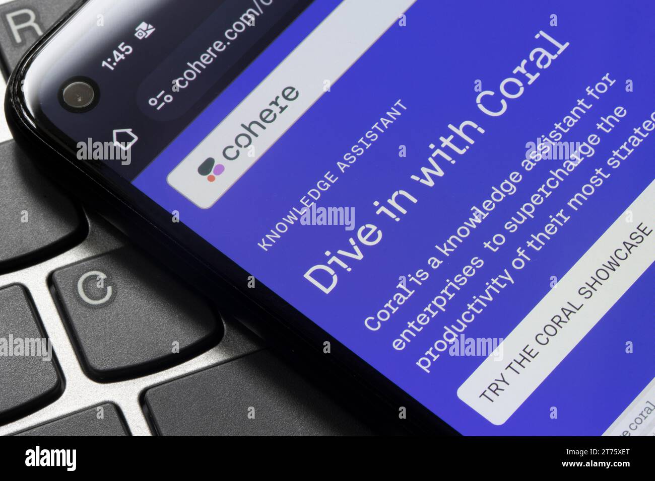 Die Webseite von Cohere's Wissensassistent Coral ist auf der Webseite auf einem Smartphone zu sehen. Cohere ist ein kanadisches Technologieunternehmen, das sich auf KI-Plattformen konzentriert... Stockfoto
