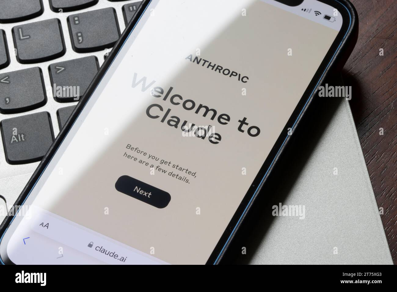 Die Webseite von Claude in offener Beta ist auf der Unternehmenswebsite von Anthropic AI auf einem iPhone zu sehen. Claude ist ein KI-Chatbot, der von Anthropics LLM Claude 2 unterstützt wird. Stockfoto