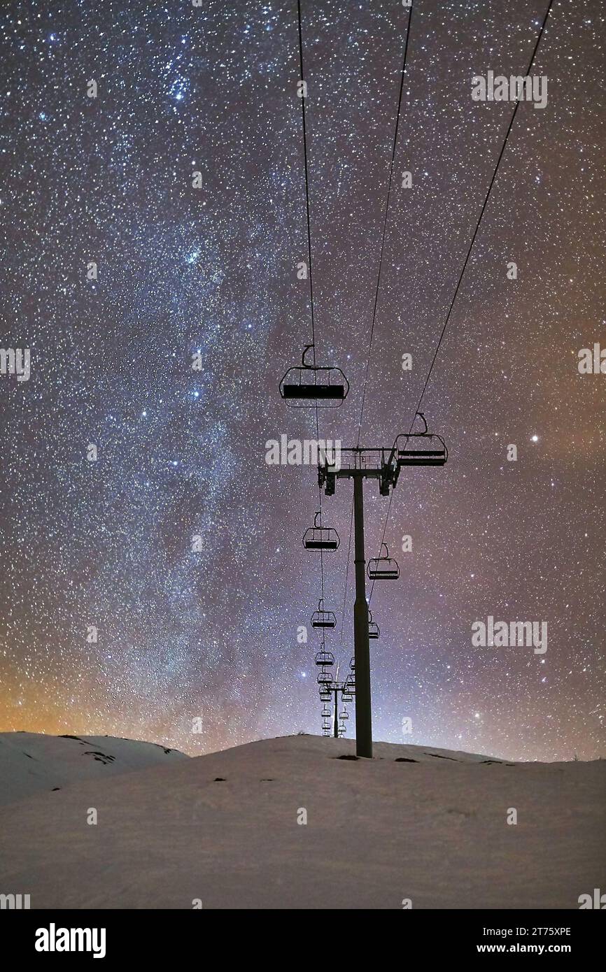Skilift in der Nacht unter den Sternen im Himmel Stockfoto