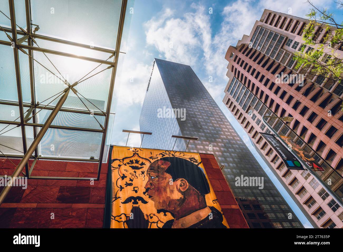 Los Angeles, Kalifornien, USA - 25. April 2023. Das Museum of Contemporary Art und die Wolkenkratzer von Los Angeles auf der Grand Avenue in der Innenstadt von Los A Stockfoto