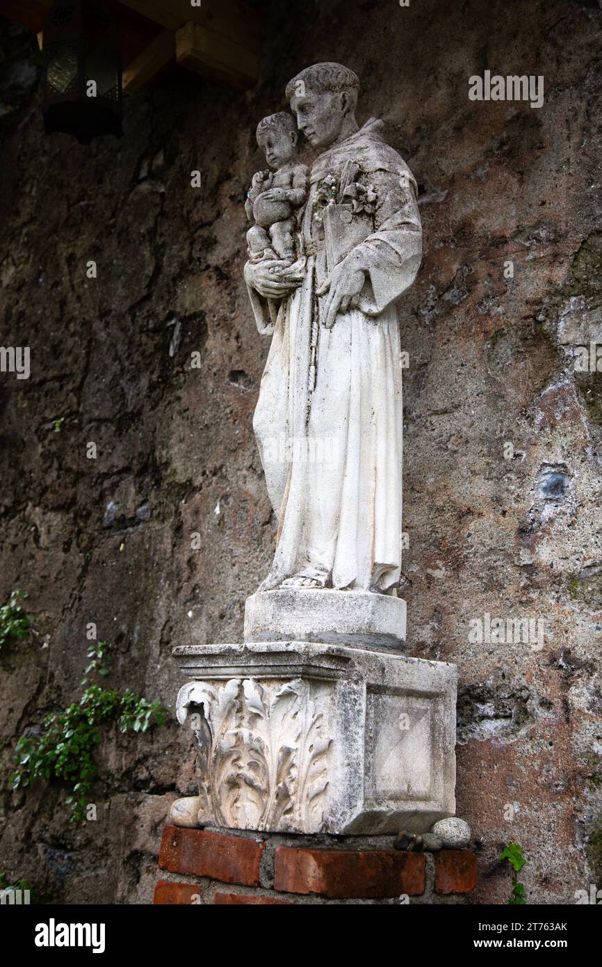 Eine Statue von St.. Anthony von Padua hält das Baby Jesus in Tremezzo, Lombardei, Italien. Stockfoto