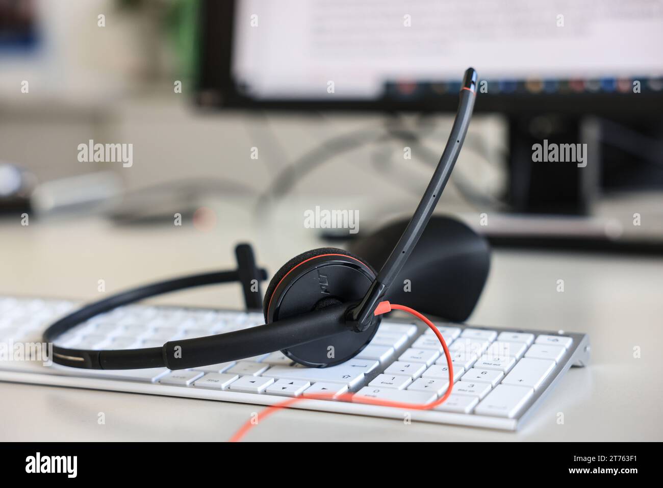 Düsseldorf, Deutschland. November 2023. Ein Headset liegt auf einer Tastatur in einem Büro der Steuerbehörde. (Zu dpa: „Blinde führen dich durch den Steuerdschungel“) Credit: Oliver Berg/dpa/Alamy Live News Stockfoto