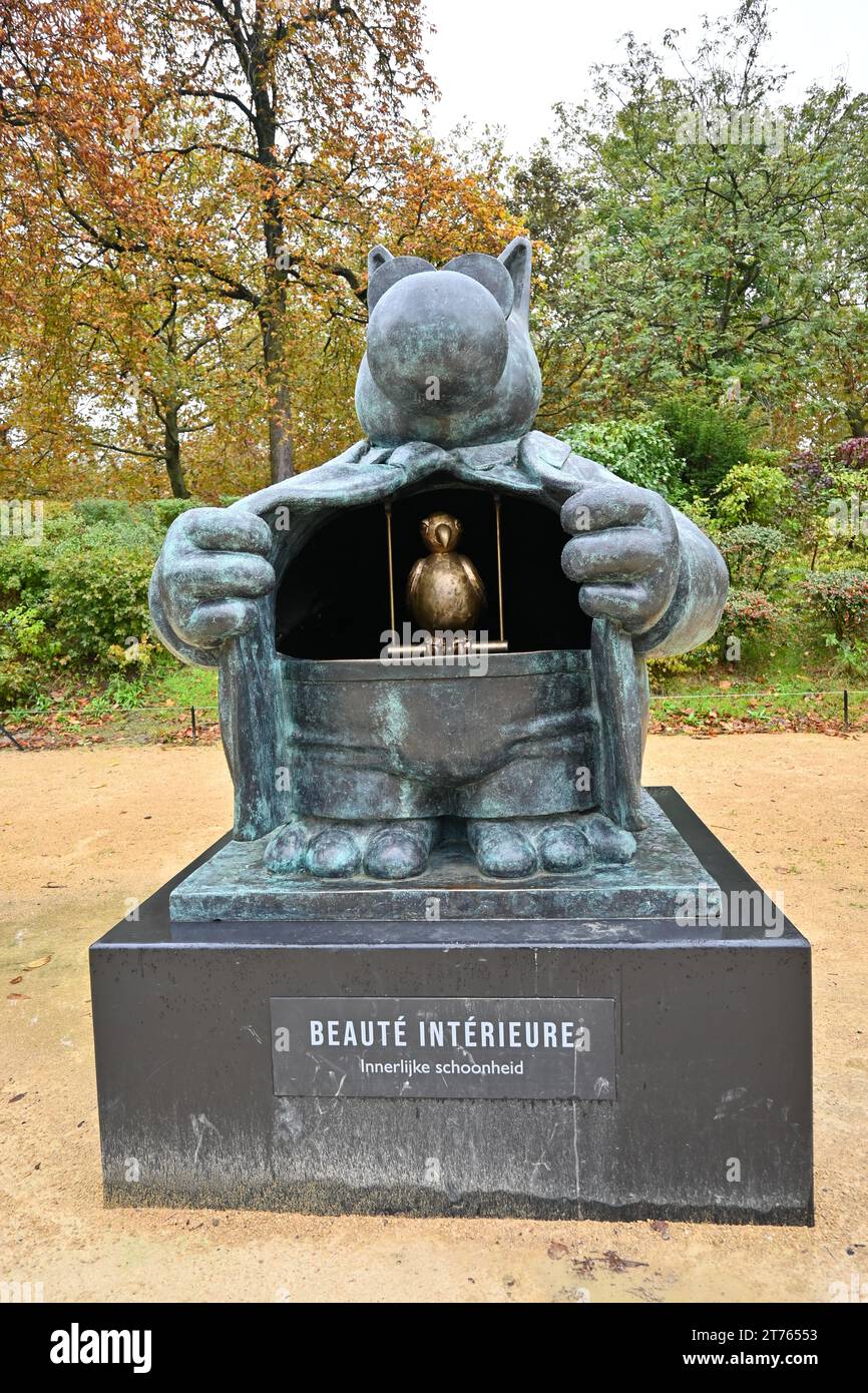 Le Chat Skulptur „Beauté Intérieure“ (innerlijke schoonheid) von Philippe Geluck im Parc de Bruxelles – Brüssel, Belgien Stockfoto