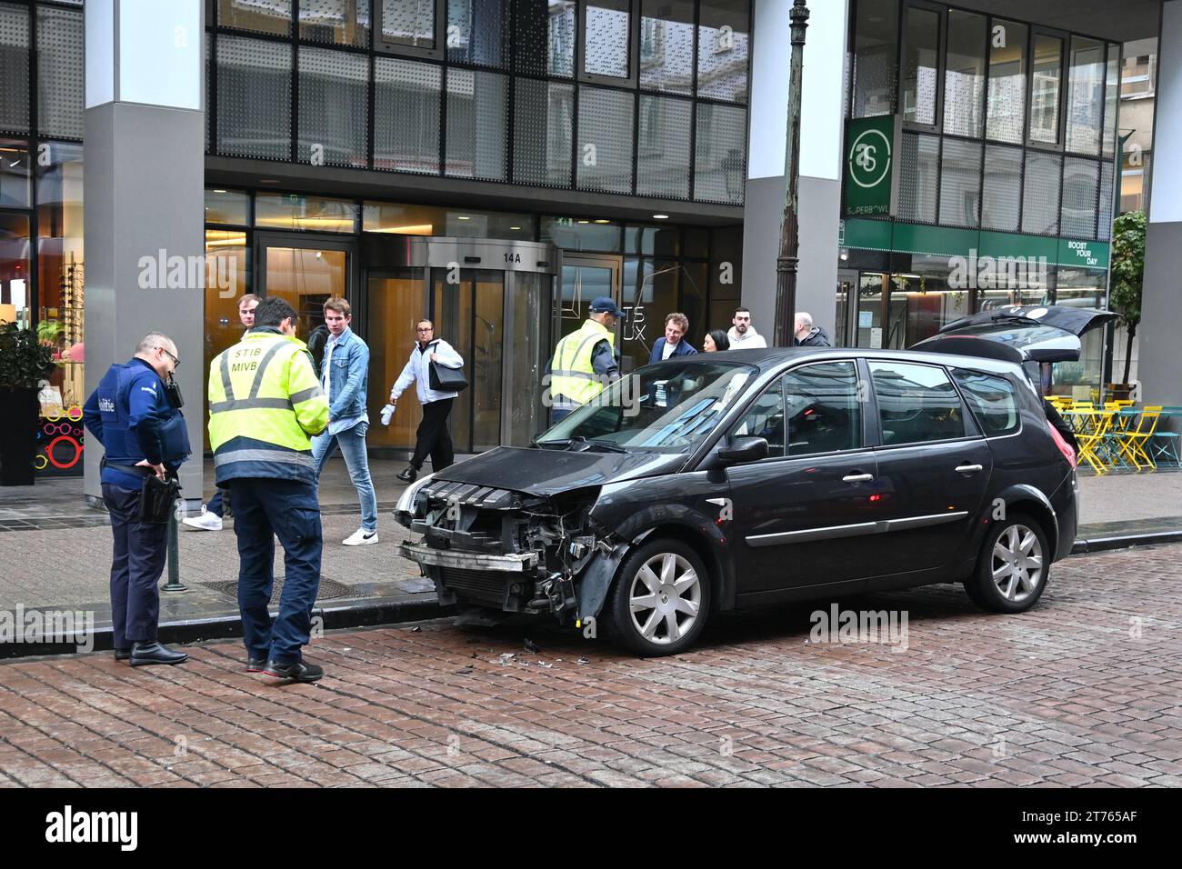 Beamte, die den Tatort eines Autounfalls im Zentrum von brüssel – Brüssel, Belgien – am 25. Oktober 2023 betrachten Stockfoto