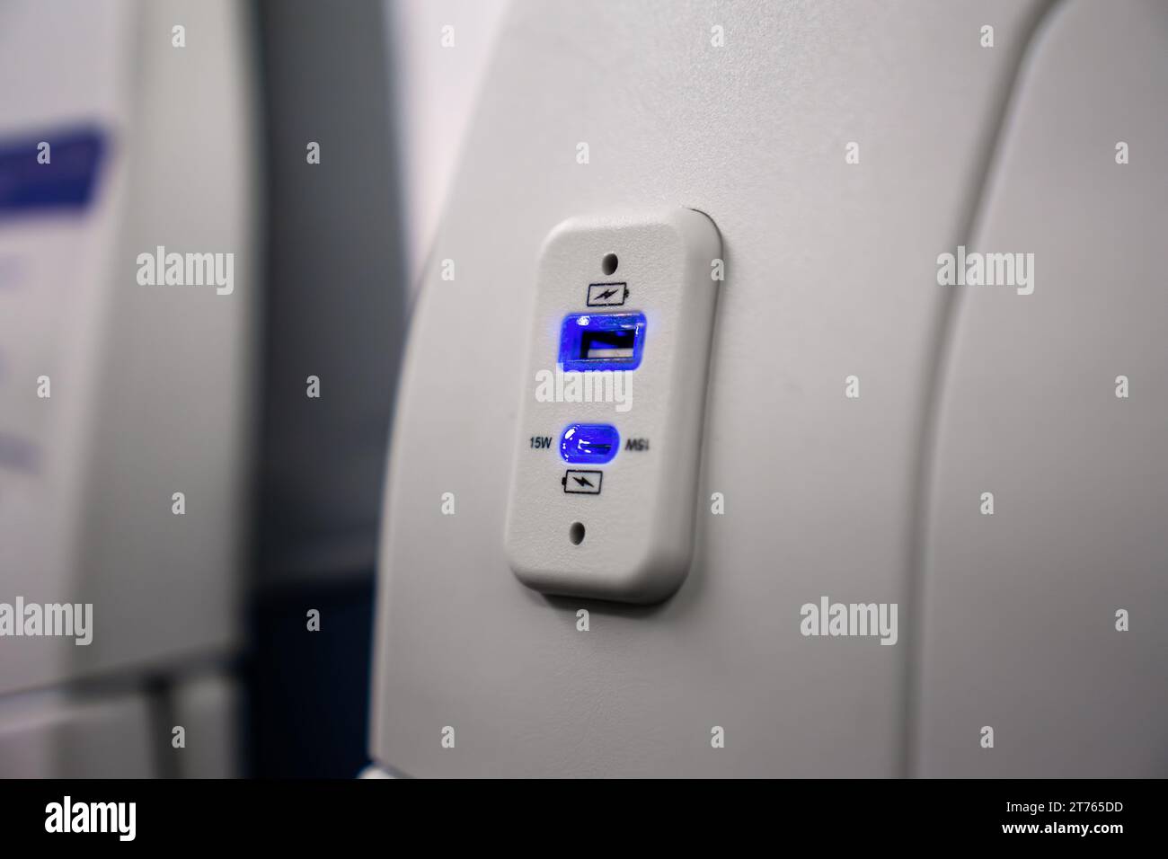 USB-Ladeanschluss für elektronische Geräte am Flugzeugsitz Stockfoto