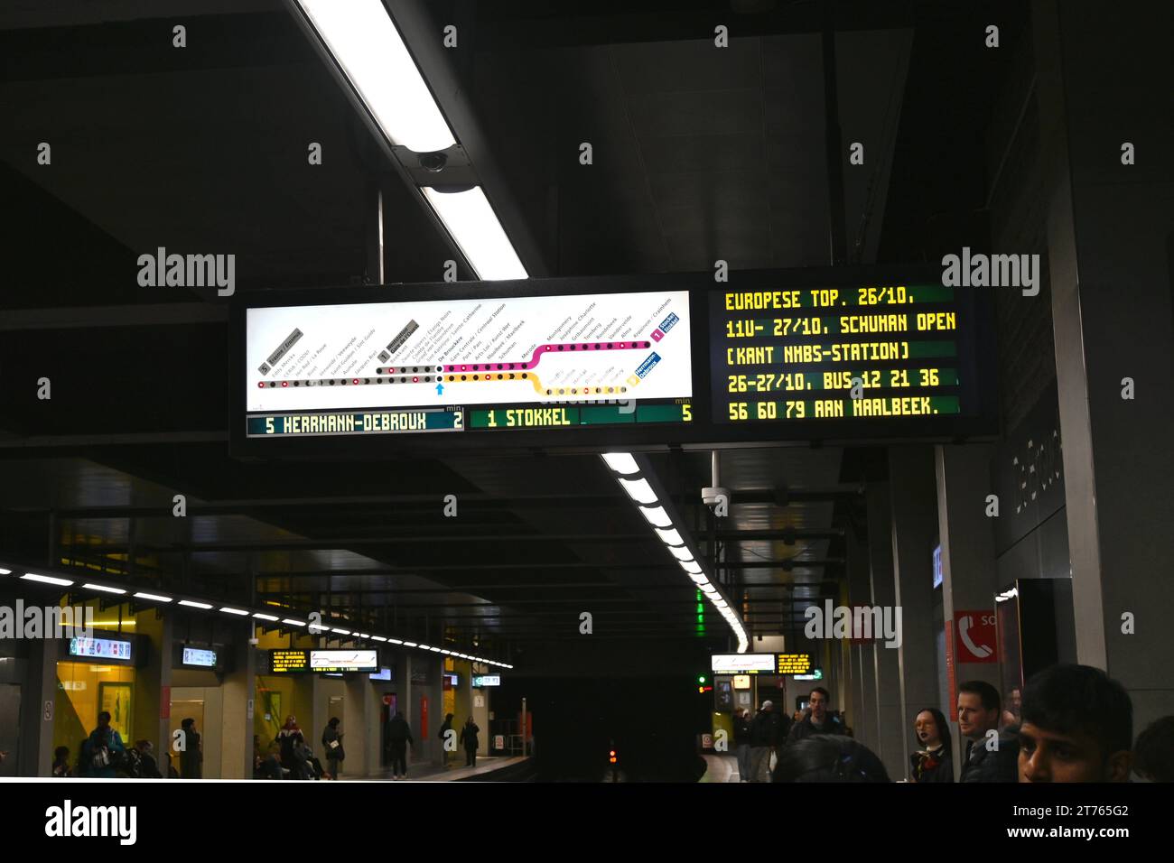 Hinweisschild an der Bahnstation de Brouckère Brussels Metro (Métro de Bruxelles) – Brüssel Belgien – 25. Oktober 2023 Stockfoto