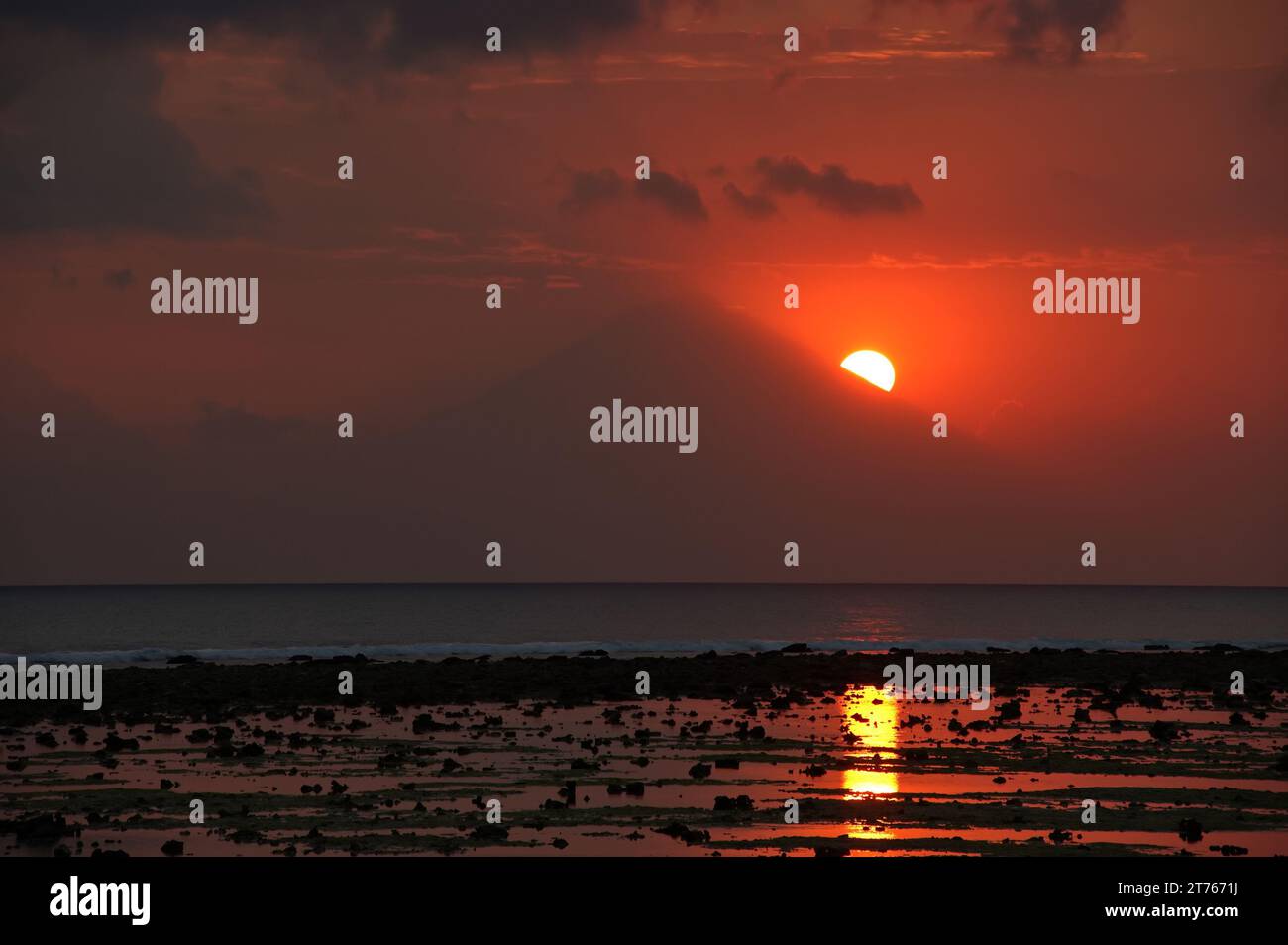 Wunderschöner Sonnenuntergang hinter dem Vulkan auf Gili Island, Indonesien Stockfoto
