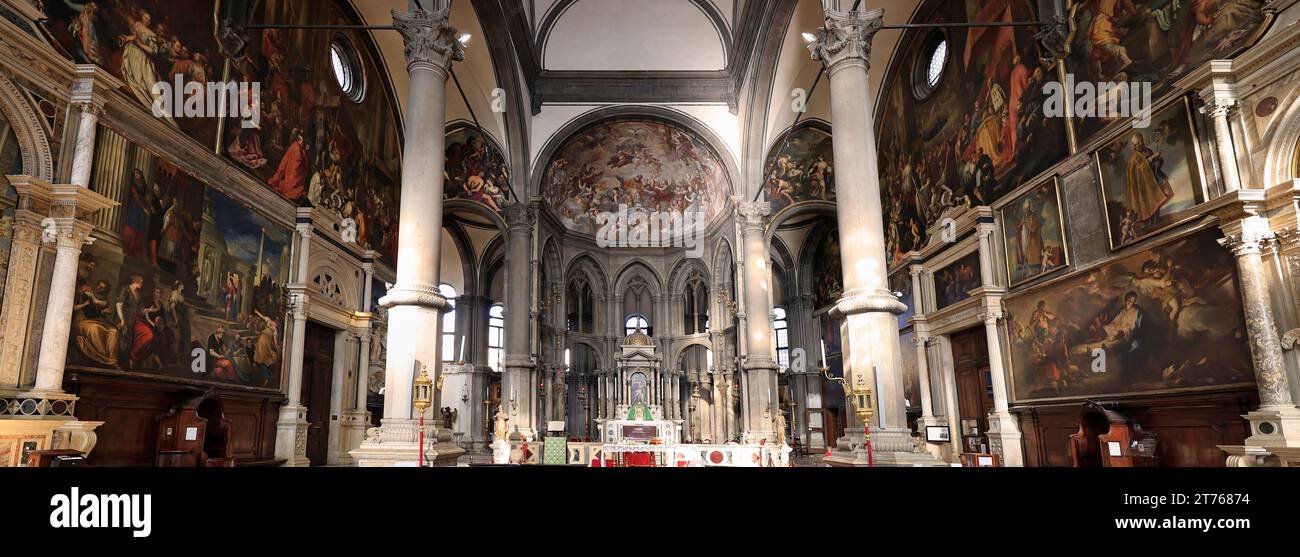 Das Innere der Kirche San Zaccaria mit dem Altar und berühmten Gemälden. Stockfoto