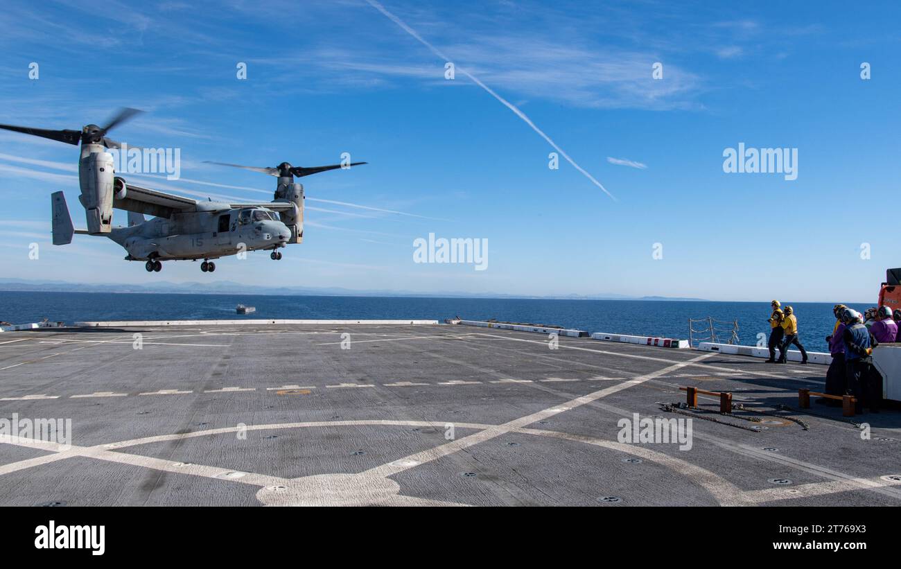 Seeleute, die dem Amphibien-Transportschiff USS Somerset (LPD 25) der San Antonio-Klasse zugeordnet sind, leiten während des Flugs im Pazifik am 10. November 2023 eine MV-22B Osprey, die den „White Knights“ der Marine Medium Tiltrotor Squadron (VMM) 165 (verstärkt) zugeteilt wurde. Somerset führt derzeit Routineoperationen in der 3rd Fleet durch. (Foto der US Navy von Mass Communication Specialist 2nd Class Evan Diaz) Stockfoto