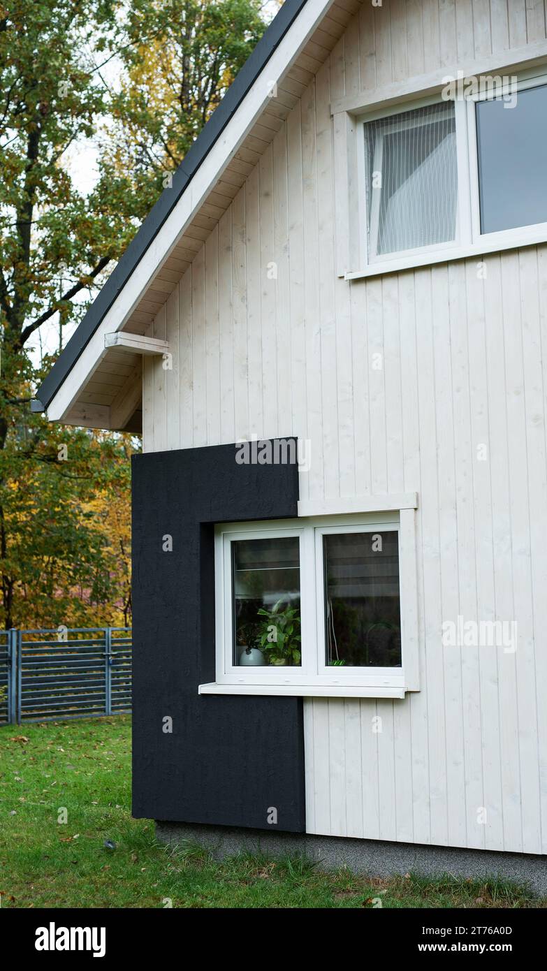 Winziges modernes Holzhaus im Wald Stockfoto