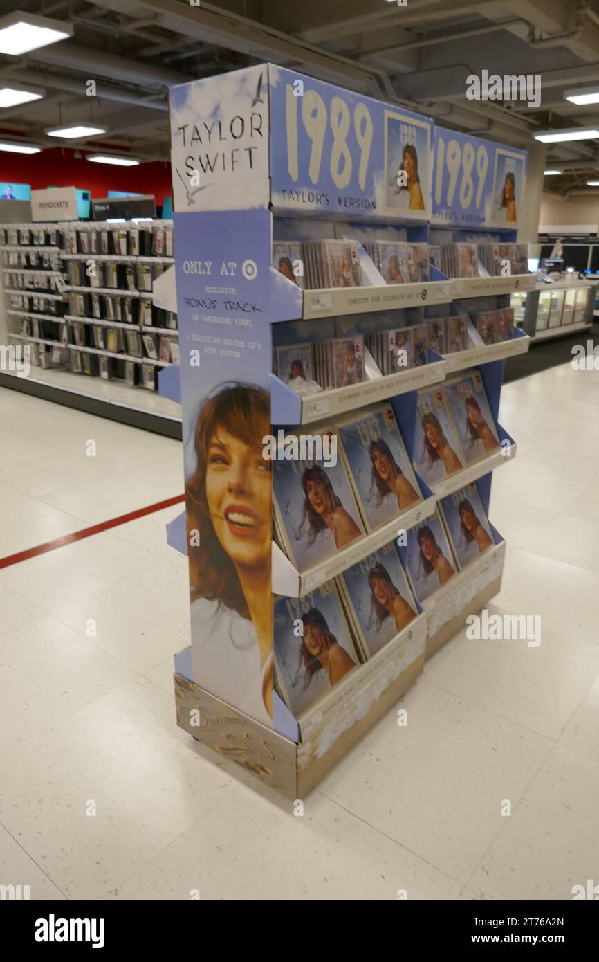 Los Angeles, Kalifornien, USA 13. November 2023 Taylor Swift 1989 CDs und Vinyl-Alben werden am 13. November 2023 bei Target in Los Angeles, Kalifornien, USA gezeigt. Foto: Barry King/Alamy Stock Photo Stockfoto