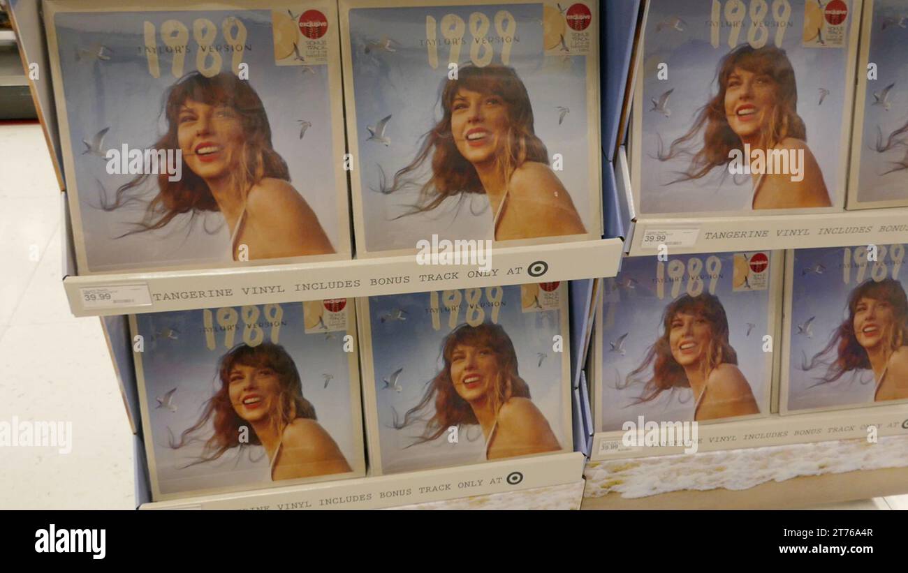 Los Angeles, Kalifornien, USA 13. November 2023 Taylor Swift 1989 CDs und Vinyl-Alben werden am 13. November 2023 bei Target in Los Angeles, Kalifornien, USA gezeigt. Foto: Barry King/Alamy Stock Photo Stockfoto