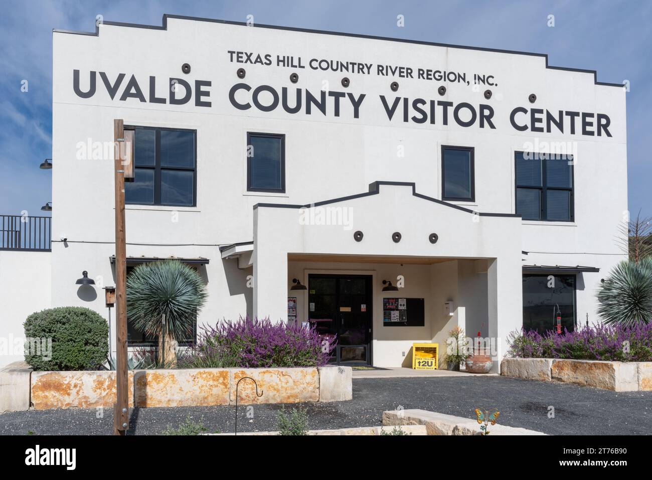 Das zweistöckige Uvalde County Visitor Center, weiß und quadratisch, am Highwayy 127 in der Texas Hill Country River Region, Concan, Texas, USA. Stockfoto