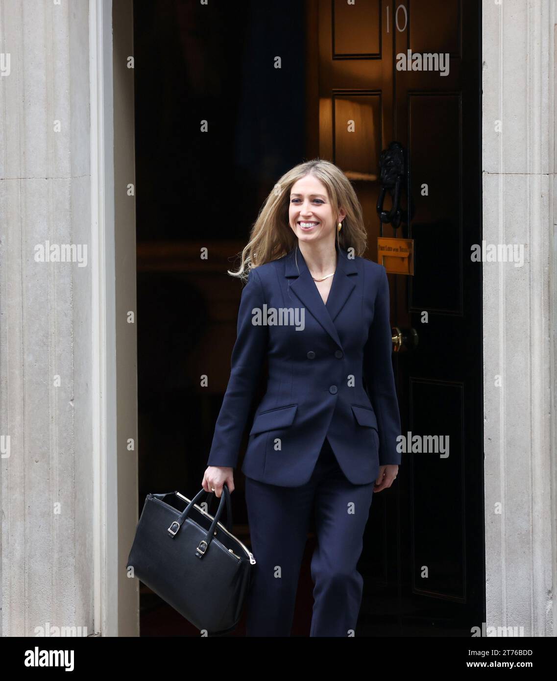 London, Großbritannien. November 2023. Die neu ernannte britische Finanzministerin Laura Trott verlässt am 13. November 2023 die Downing Street 10 in London. Der britische Premierminister Rishi Sunak begann am Montag eine Kabinettsumbildung. Quelle: Li Ying/Xinhua/Alamy Live News Stockfoto