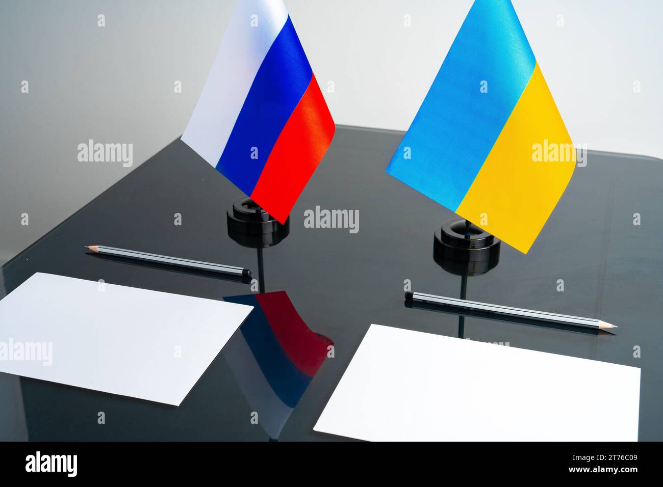 Rußland und die Ukraine stehen auf dem Verhandlungstisch Stockfoto