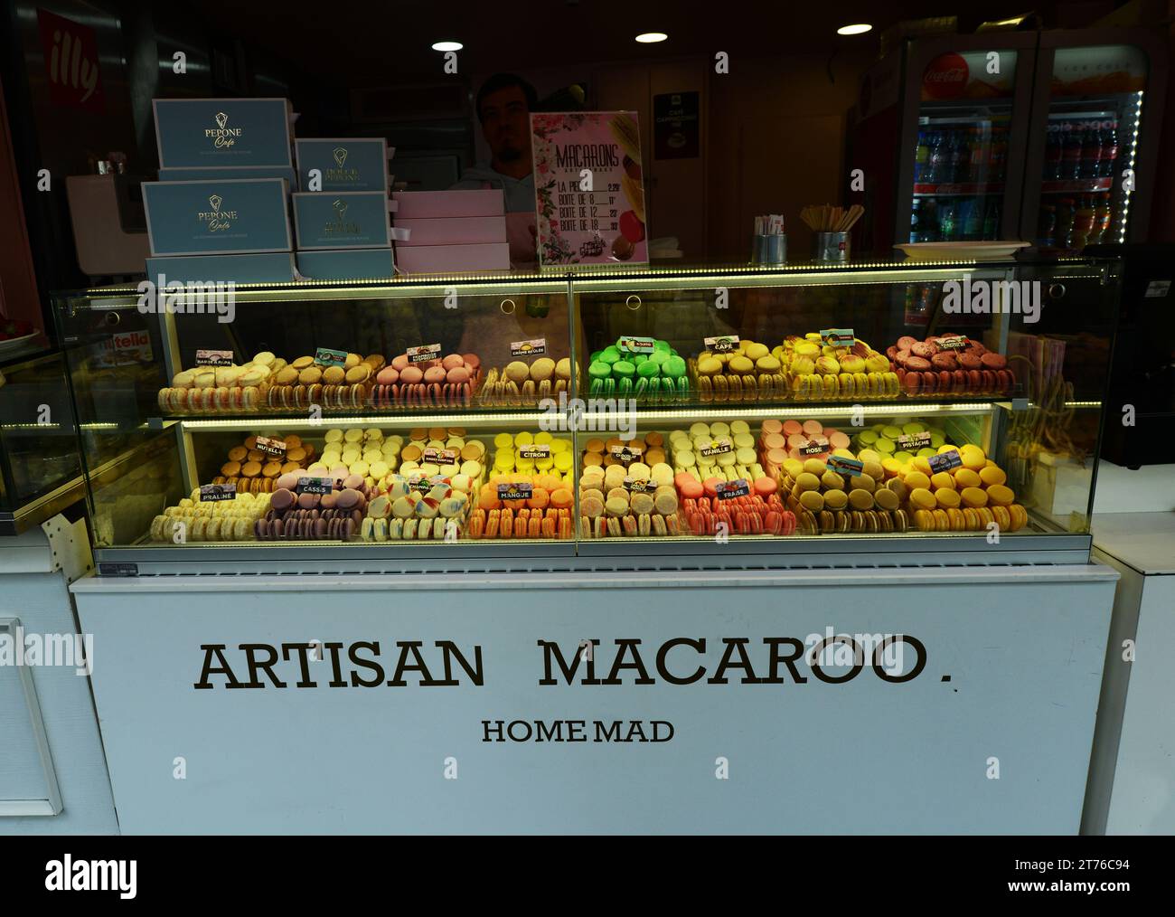 Französische Makronen werden im Pepone Café, Rue des Abbesses, Montmartre, Paris, Frankreich verkauft. Stockfoto