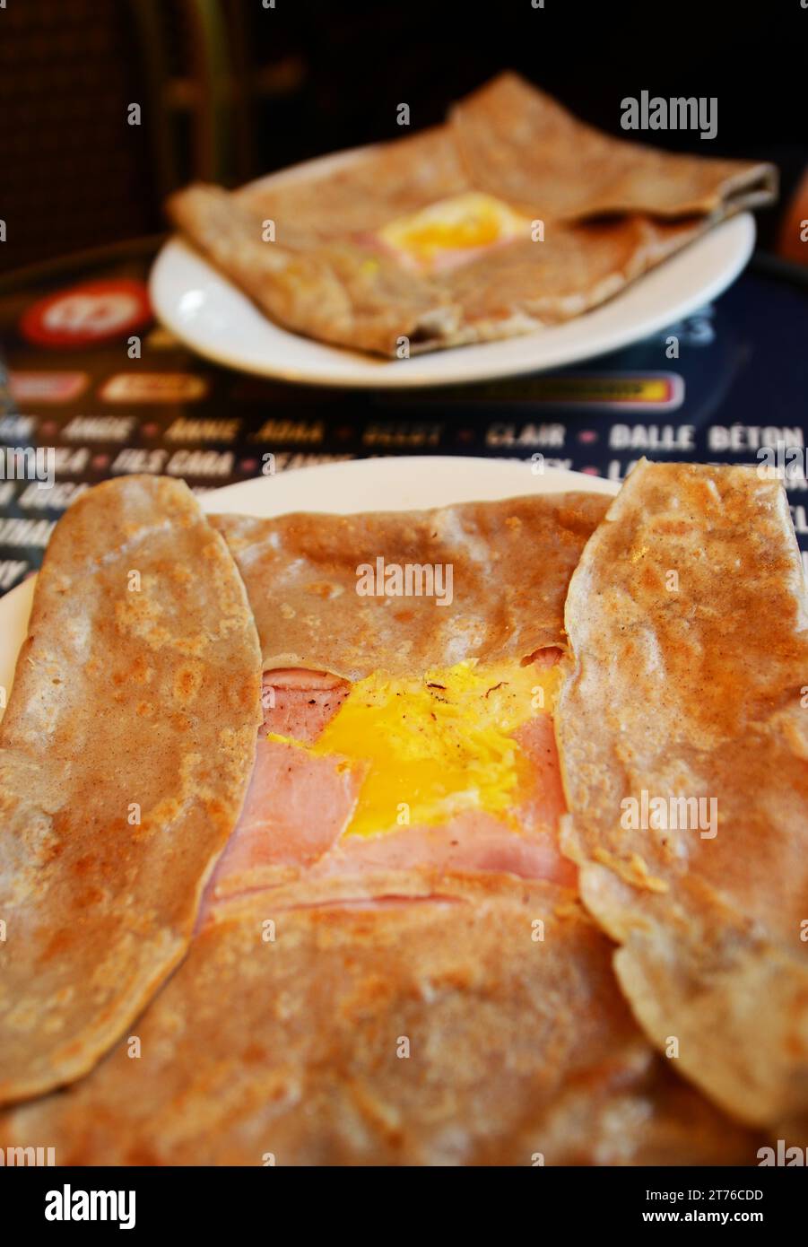 Galette de Sarrasin – ein traditioneller, herzhafter Buchweizenpfannkuchen aus der Bretagne, Frankreich. Stockfoto