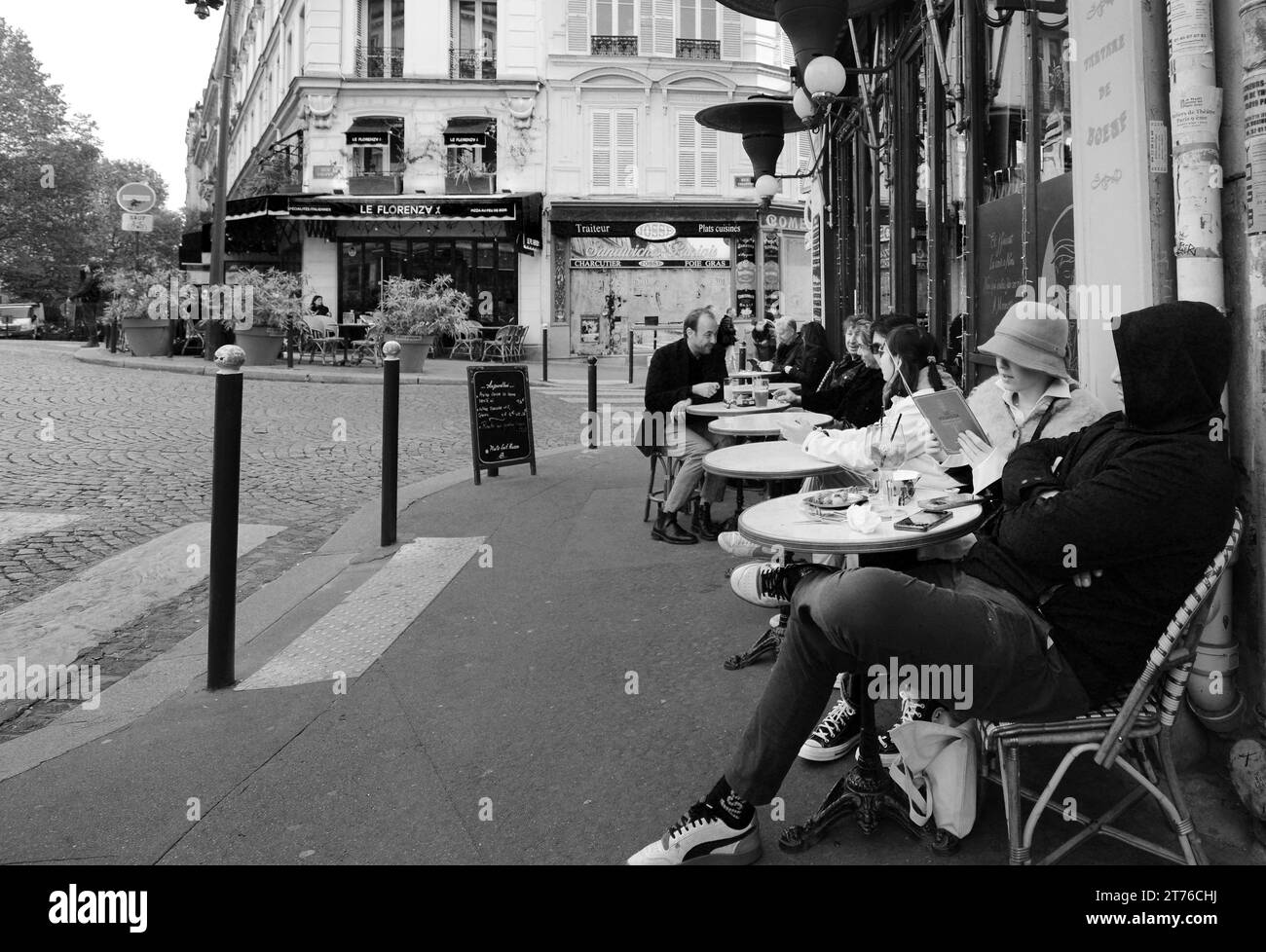 Die lebhafte Bar und das Restaurant Le Progrès an der Ecke Rue des Trois Frères Rue Yvonne le Tac in Montmartre, Paris, Frankreich. Stockfoto
