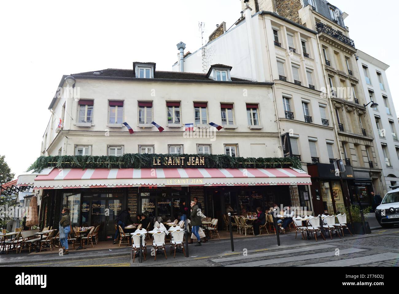 Das lebhafte Café Le Saint Jean in der Rue des Abbesses in Montmartre, Paris, Frankreich. Stockfoto