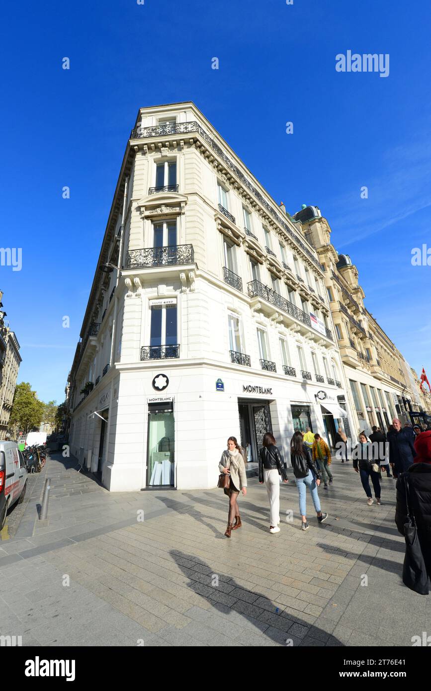 Spaziergang auf den berühmten Champs-Elysées im 8. Arrondissement von Paris, Frankreich. Stockfoto