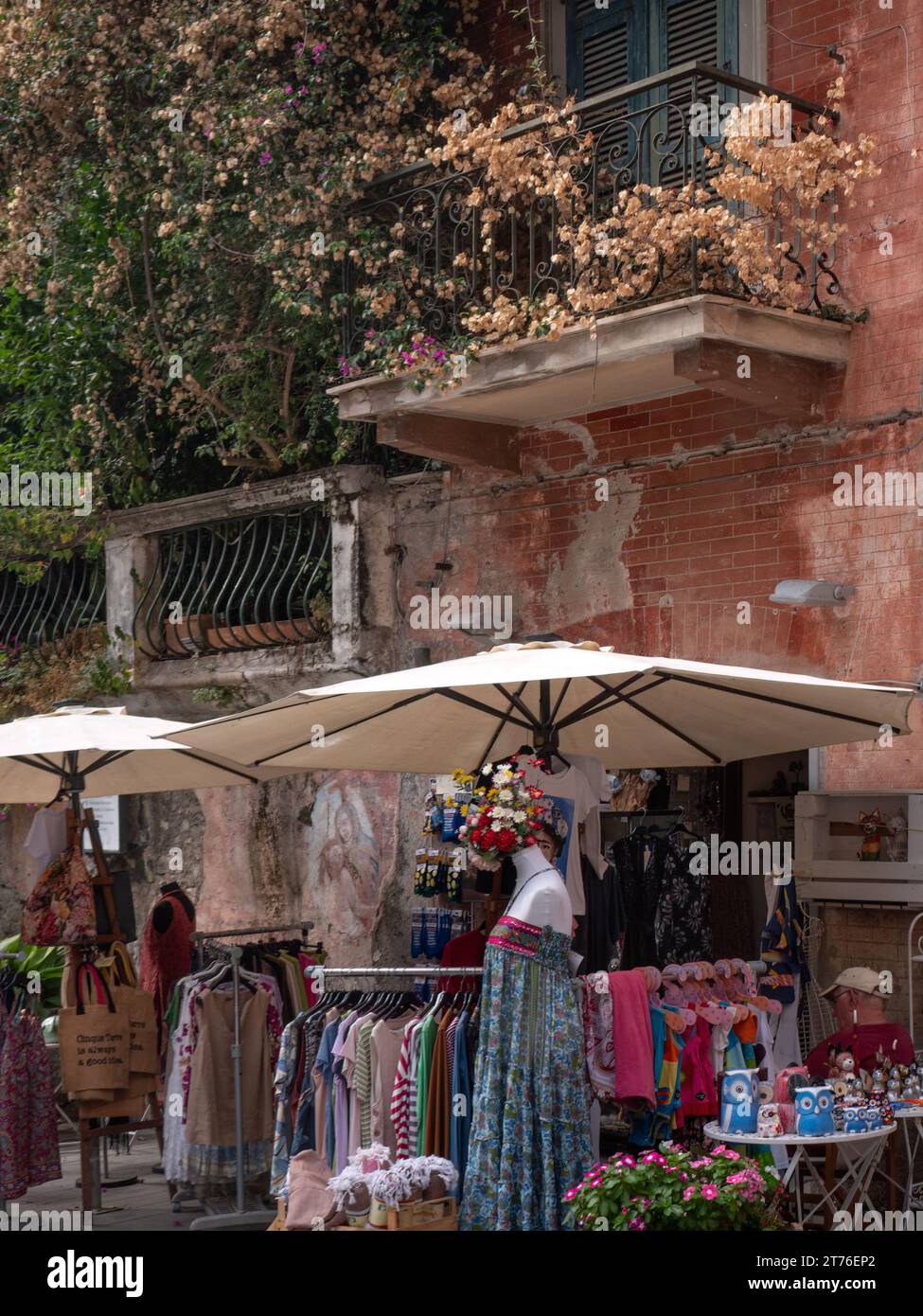 MONTEROSSO AL MARE, ITALIEN - 17. SEPTEMBER 2023: Hübscher Souvenirladen im Dorf Stockfoto