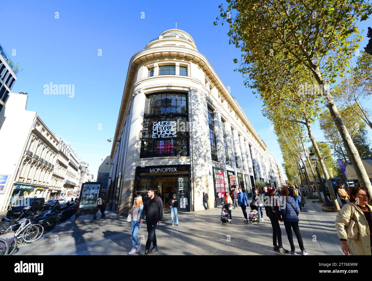 Spaziergang auf den berühmten Champs-Elysées im 8. Arrondissement von Paris, Frankreich. Stockfoto