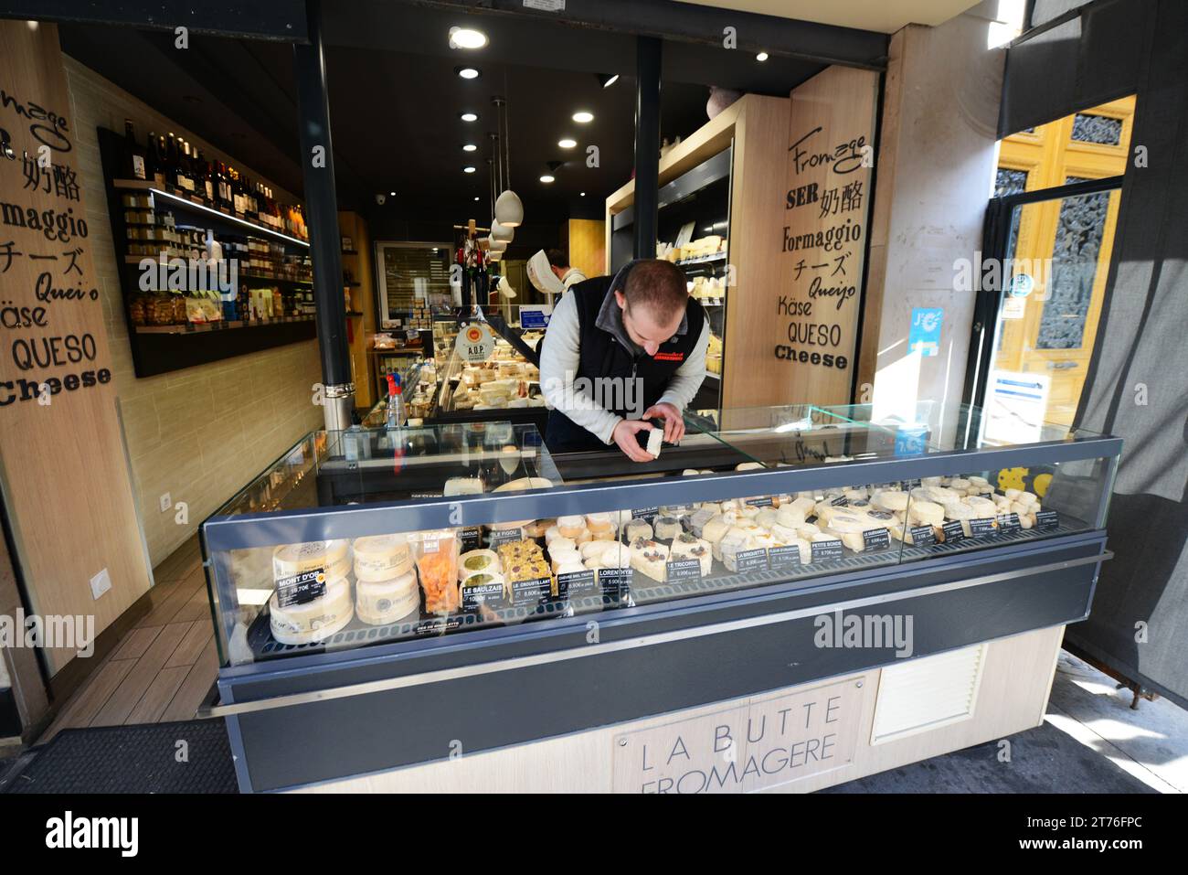 La Butte Fromagère Käserei in der Rue des Abbesses in Montmartre, Paris, Frankreich. Stockfoto