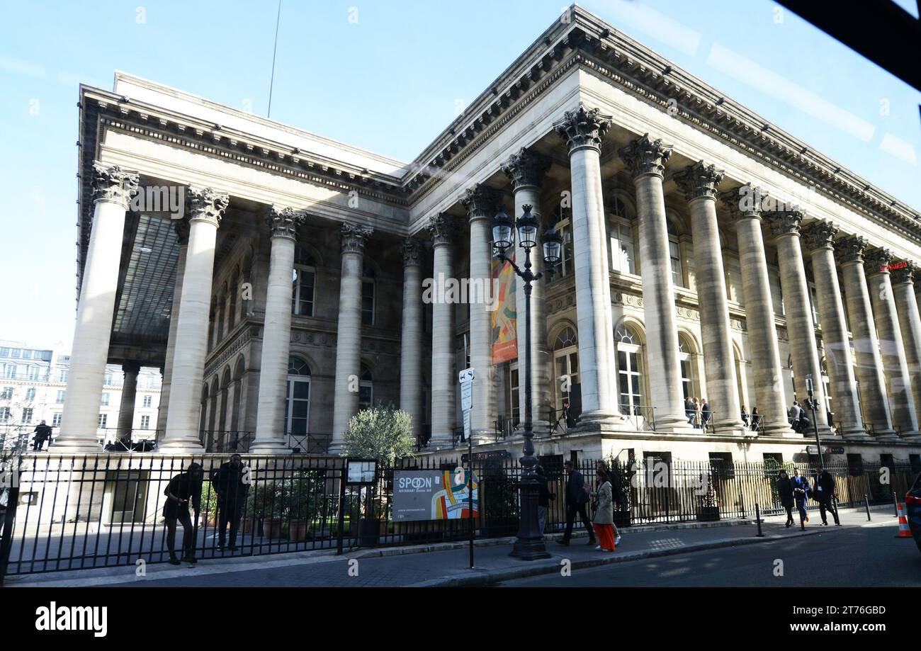 Das Palais Brongniart ist eine Börse aus dem 19. Jahrhundert und heute ein Veranstaltungsort für Konferenzen. Place de la Bourse, Paris, Frankreich. Stockfoto